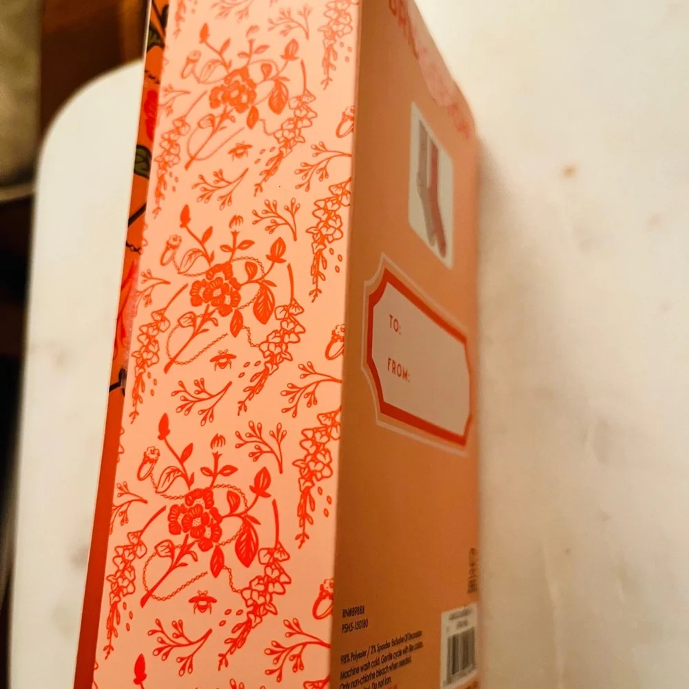 BRIDGERTON Women's Crew Socks — Cream & Peach (2-Pack) - Shoe size 4-10 (NIB) - Picture 5 of 6